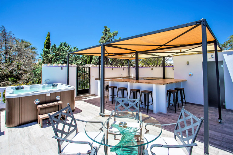 Villa with bar on the sunny roof terrace