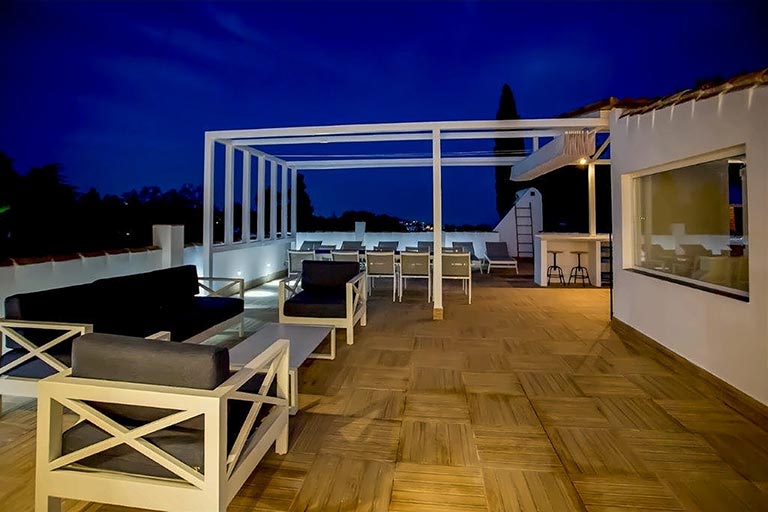 Villa Seis - spanische Dachterrasse am Abend